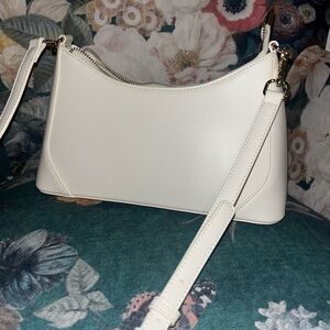 Adorable white Lulu’s handbag NWOT 11x7